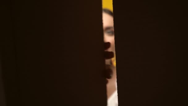 Vue du bas de la boîte d'ouverture femme dégoûtée isolée sur jaune - Séquence, vidéo