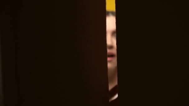 Dolní pohled vzrušené ženy otevírací box izolované na žluté - Záběry, video