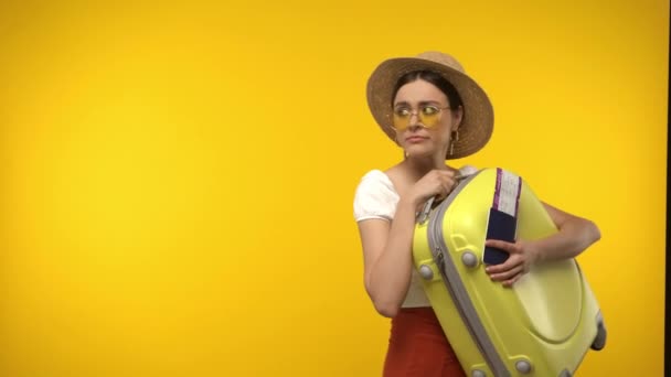 Занепокоєний мандрівник з валізою і паспортом ізольований на жовтому
 - Кадри, відео