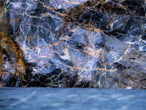 abstracte achtergrond, creatieve textuur van marmer en bladgoud, decoratieve marmering, kunstmatige modieuze steen, gemarmerd oppervlak - Foto, afbeelding