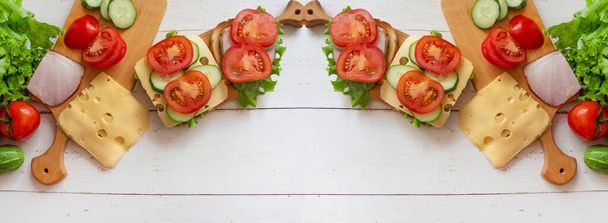 Sándwich en una bandeja. Sandwich con pescado rojo y hierbas. Un sándwich. Buen sándwich. Banner. Espacio de copia - Foto, Imagen