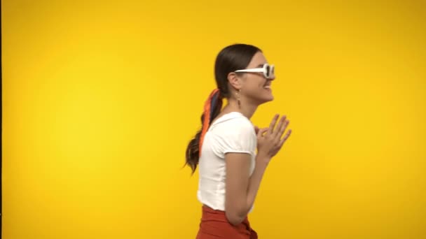 Lächelnder Tourist mit Sonnenbrille spaziert vereinzelt auf gelbem Grund - Filmmaterial, Video