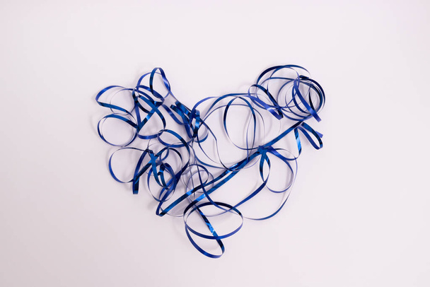 Μπλε γυαλιστερή κορδέλα σε σχήμα καρδιάς. - Φωτογραφία, εικόνα