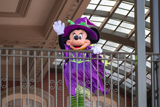 Orlando, Florida. September 02, 2020. Minnie Mouse waving from the balcony at Walt Disney World Railroad in Halloween season at Magic Kingdom (6) - Foto, Bild
