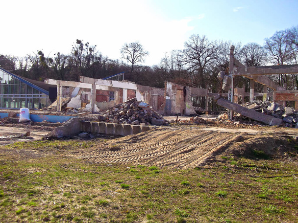 Trabajos de demolición en las dependencias del jardín Hyparschale imCitizens  - Foto, Imagen