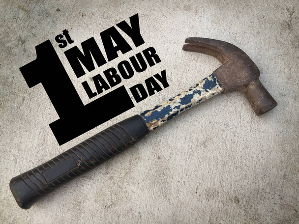 1. května Labour Day slovo na kladivo pozadí grunge tón - Fotografie, Obrázek