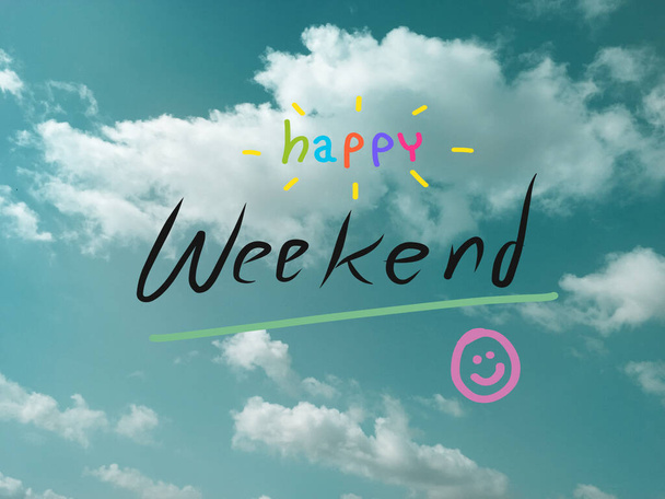 Buon fine settimana parola colorata sul cielo blu e nuvola - Foto, immagini