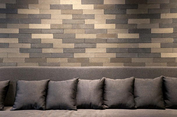 sofa w pokoju cegły i oświetlenia na ścianie - Zdjęcie, obraz