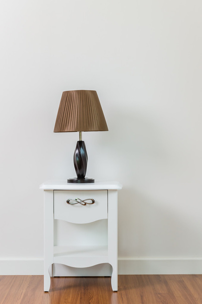 лампа на тумбочке - Фото, изображение