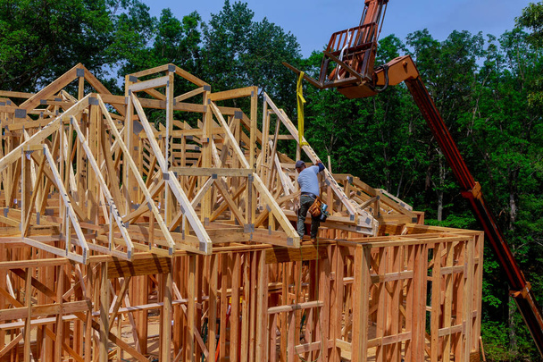 Construção home interior dentro de um enquadramento no quadro de cobertura de feixe residencial de madeira nova casa - Foto, Imagem