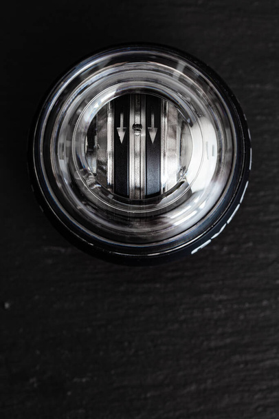 Διαφανές πλαστικό γυροσκόπιο σε μαύρο φόντο. Όργανα άσκησης καρπού. - Φωτογραφία, εικόνα
