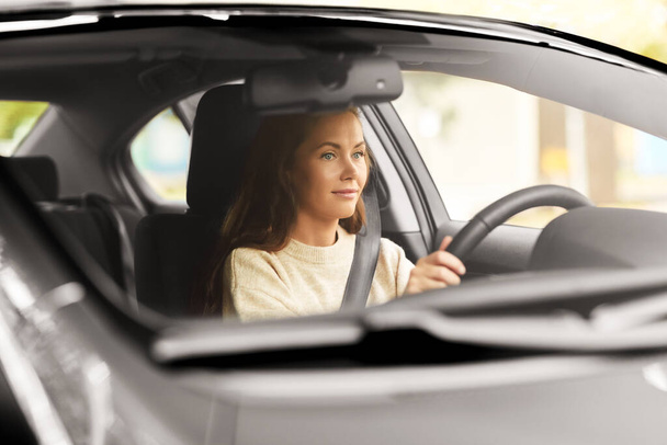 woman or female driver driving car in city - Zdjęcie, obraz