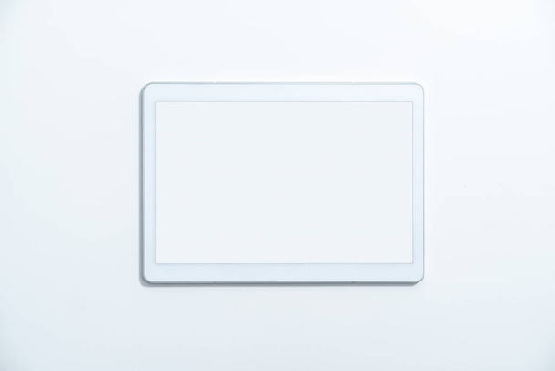 Horní pohled na bílý digitální tablet izolovaný na bílém pozadí s kopírovacím prostorem - Fotografie, Obrázek