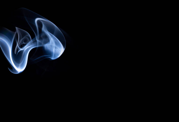 Fumée blanche abstraite sur fond noir - Photo, image