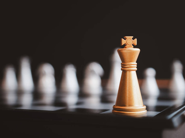 Gra planszowa szachy pobyt przed pełnym zestawem figur szachowych. Strategia, planowanie i koncepcja biznesowa decyzji - Zdjęcie, obraz