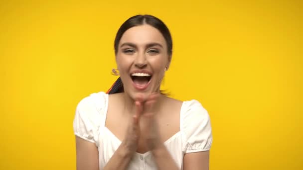 Ενθουσιασμένη γυναίκα που δείχνει ναι χειρονομία απομονωμένη στο κίτρινο - Πλάνα, βίντεο