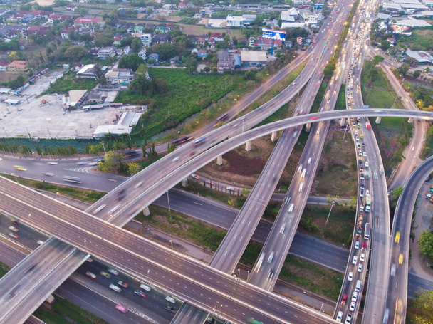 Obere Luftaufnahme Autobahnkreuz eines städtischen Gebäudes, Schnellstraße mit Infrastruktur. - Foto, Bild