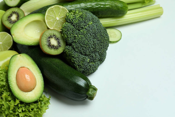 Frisches grünes Gemüse auf weißem Hintergrund, Platz für Text - Foto, Bild