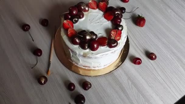 Σπιτικό νόστιμο κέικ κεράσι και φράουλες  - Πλάνα, βίντεο
