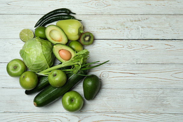 Свіжі зелені овочі на білому дерев'яному фоні
 - Фото, зображення