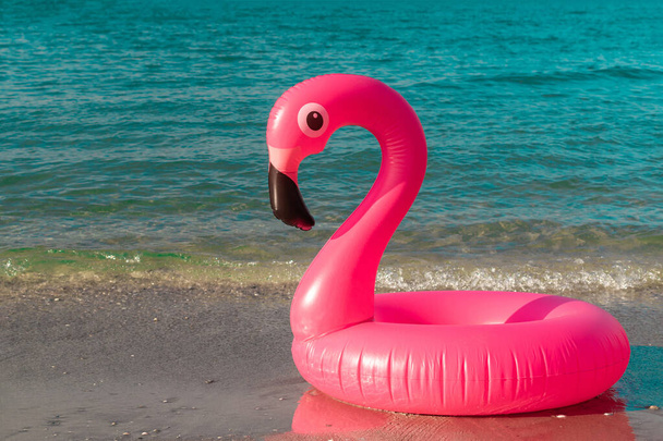 Yaz konsepti geçmişi. Mavi okyanus suyunda pembe şişirilebilir flamingo. Deniz yazı plajı arka planı için. Havuz havuzu partisi - Fotoğraf, Görsel