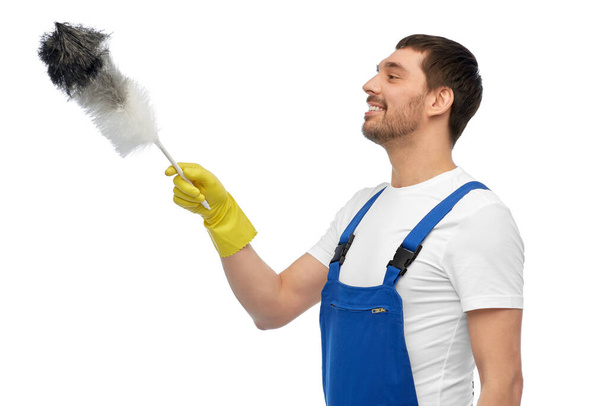 щасливий чоловік працівник або прибиральник з очищенням від пилу
 - Фото, зображення