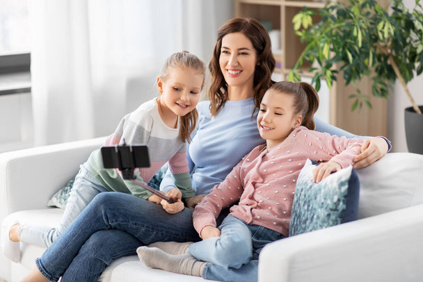 famille heureuse prendre selfie par smartphone à la maison - Photo, image