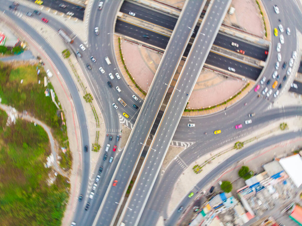 Moderní městská doprava s dálnicí, silnicí a kruhovým objezdem, víceúrovňová křižovatka pohled shora. - Fotografie, Obrázek
