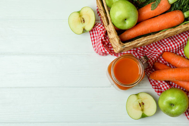 Яблочная банка - морковный сок и ингредиенты на белом деревянном фоне - Фото, изображение