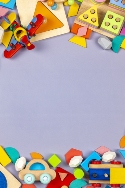 Bambino bambini giocattoli telaio. Giocattoli di plastica di legno educativi colorati e soffici per bambini su sfondo grigio. Vista dall'alto, piatta - Foto, immagini