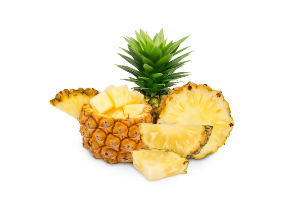 Ananas ve ananas dilimi. Yapraklı ananas beyaza izole edilir. Tam alan derinliği. Yaz meyveleri, sağlıklı ve doğal bir hayat için., - Fotoğraf, Görsel