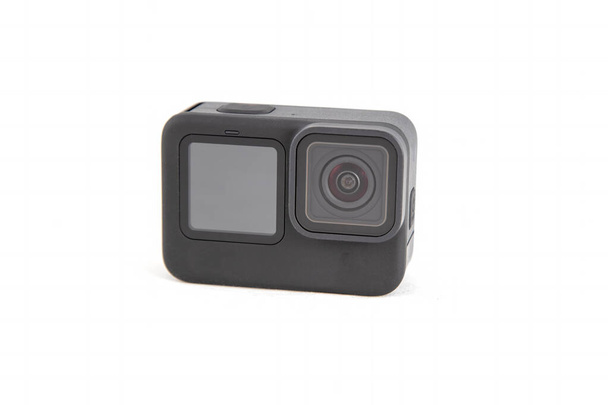 Nová 4K akční kamera v černé barvě. Izolované bílé pozadí.. z pohledu. - Fotografie, Obrázek