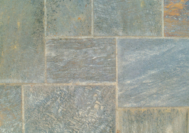 Patrząc w dół na stare kolorowe cięcia skał i kamieni w cemencie w prostokącie i kwadratowy wzór chodnik rodzimej skały w centrum Tennessee - Zdjęcie, obraz