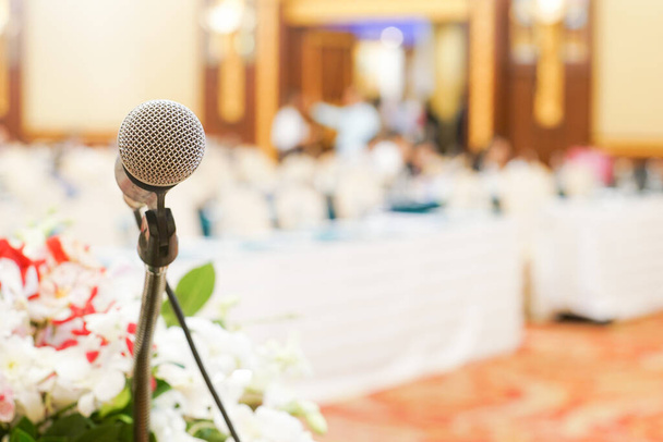 Мікрофон крупним планом в конференц-залі розмитий фон з боке, бізнес фон
 - Фото, зображення