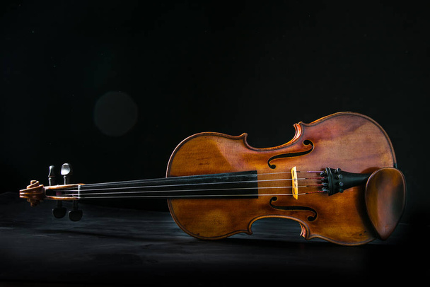 Primer plano de un violín aislado sobre un fondo negro - Foto, imagen