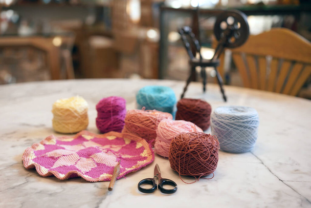 Fil au crochet en groupe autant de couleurs en studio de l'école d'artisanat comme fond. Aiguilles artisanat sur la table pour hobby.Crochet fait main sac de fil avec fil de coton. - Photo, image
