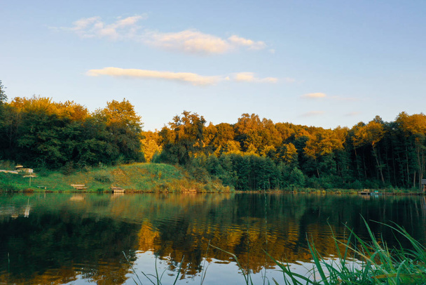 bosque lago otoño y colores puesta del sol. Foto de alta calidad - Foto, imagen