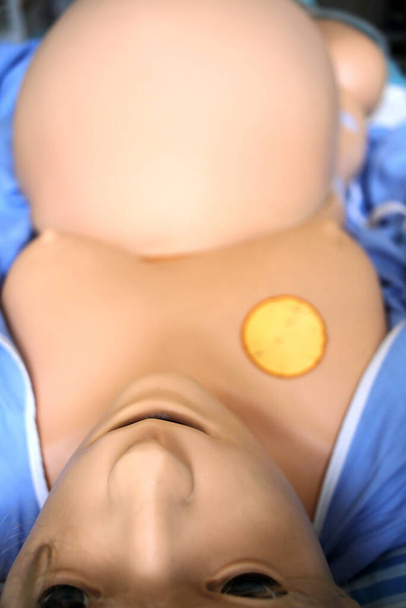 egy szimulációs próbababa várandós nőknek szülési tréningre - Fotó, kép