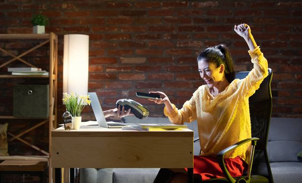 Young Caucasian woman using online banking through laptop. - Foto, imagen