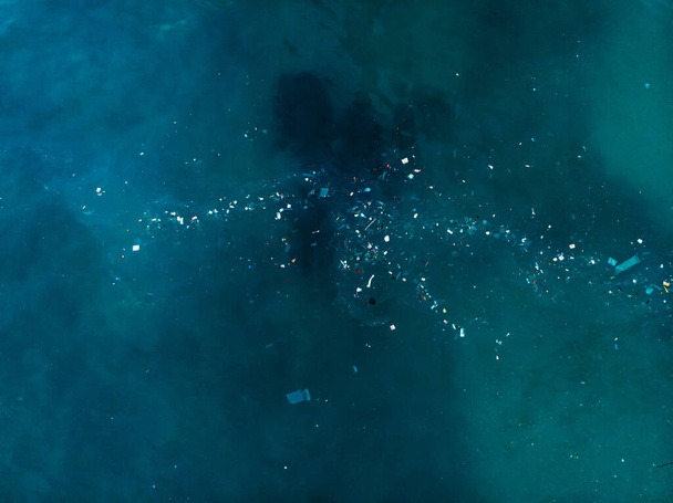 Agua del océano y basura plástica, vista aérea. Vista superior de la isla paradisíaca con basura - Foto, Imagen