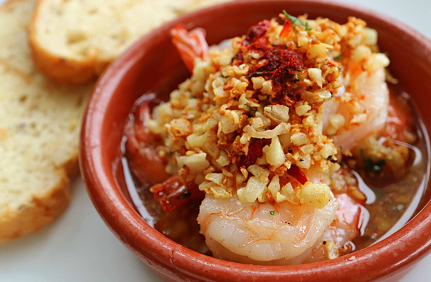 Délicieux espagnol bien connu plat de crevettes à l'ail ou Gambas al Ajillo - Photo, image