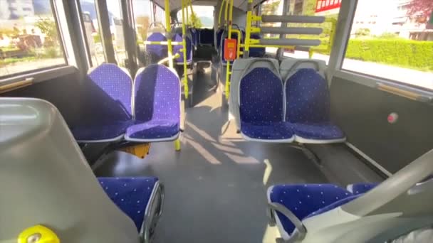 widok pustego wnętrza autobusu rano - Materiał filmowy, wideo