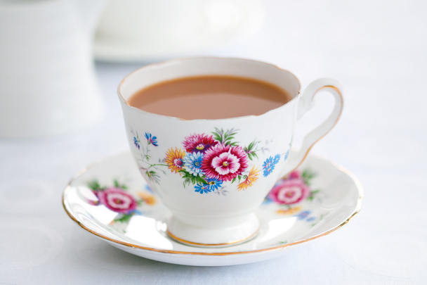 Thé servi dans une tasse de thé vintage
 - Photo, image