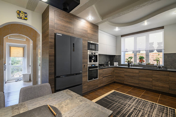 Moderní luxusní tmavě hnědá, šedá a černá kuchyně detaily - Fotografie, Obrázek