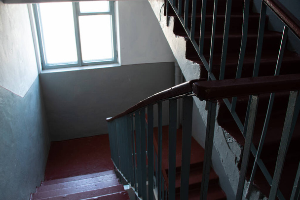 escalier à l'entrée d'un immeuble de plusieurs étages en Ukraine, escalier sombre dans la maison - Photo, image