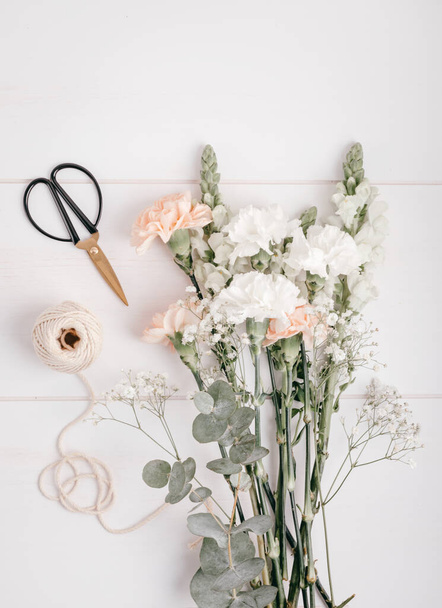 Decorazione floreale master class, laboratorio creativo, bouquet da sposa. Bouquet fare in fiorista negozio - Foto, immagini