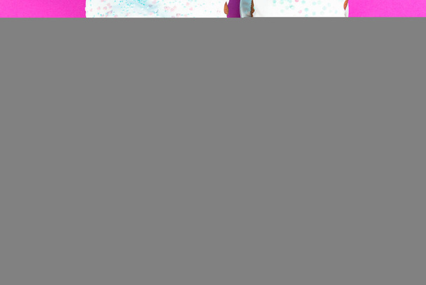 Fundo colorido com ovos de Páscoa no fundo rosa. Feliz conceito de Páscoa. Pode ser usado como cartaz, fundo, cartão de férias. Flat lay, vista superior, espaço de cópia. - Foto, Imagem