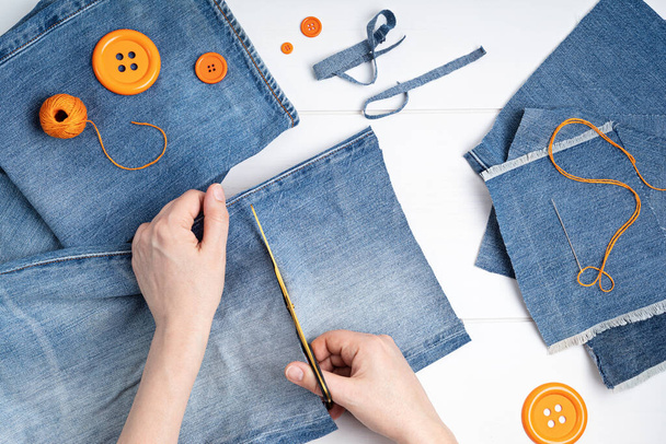 Vecchi jeans idea upcycling. Artigianato con denim, riciclaggio vecchi clothers, hobby, fai da te attività - Foto, immagini
