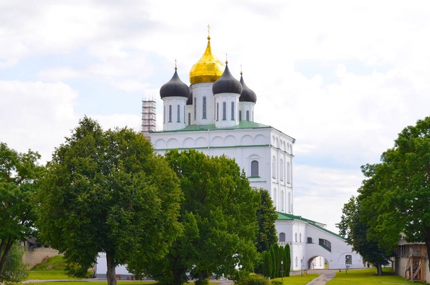 Auf dem Gebiet der Dreifaltigkeitskathedrale in Pskov. Eine der ältesten Sehenswürdigkeiten Russlands - Foto, Bild