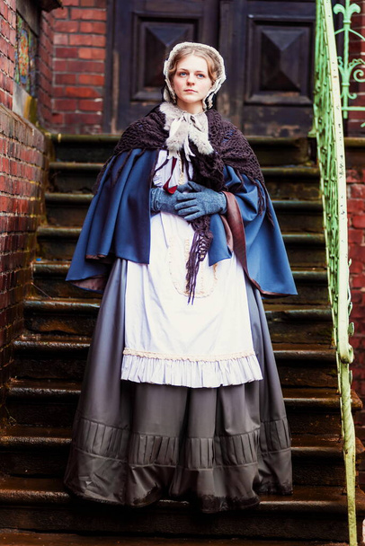 Venku portrét mladé viktoriánské ženy kráčející staré město - Fotografie, Obrázek